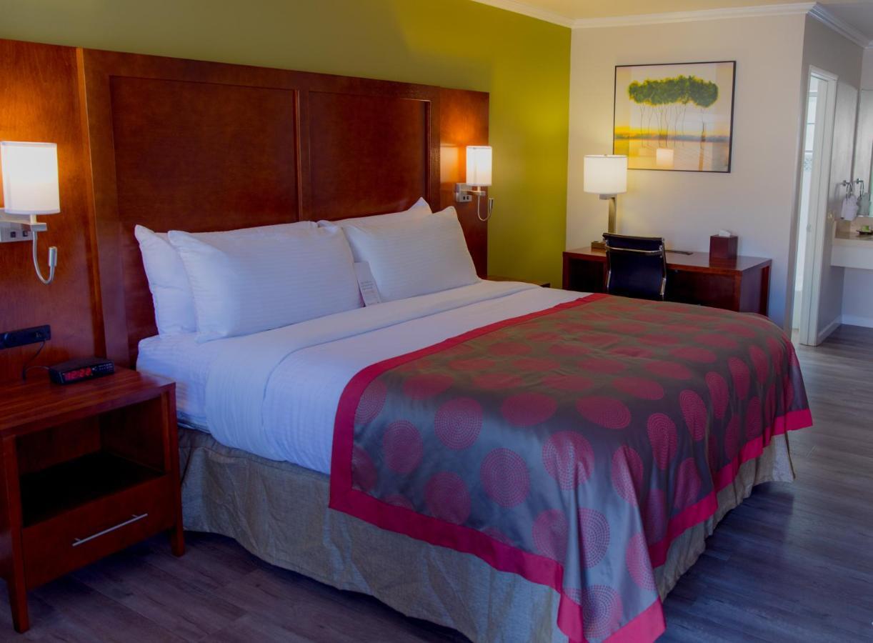 Ramada By Wyndham Mountain View Hotel Екстериор снимка