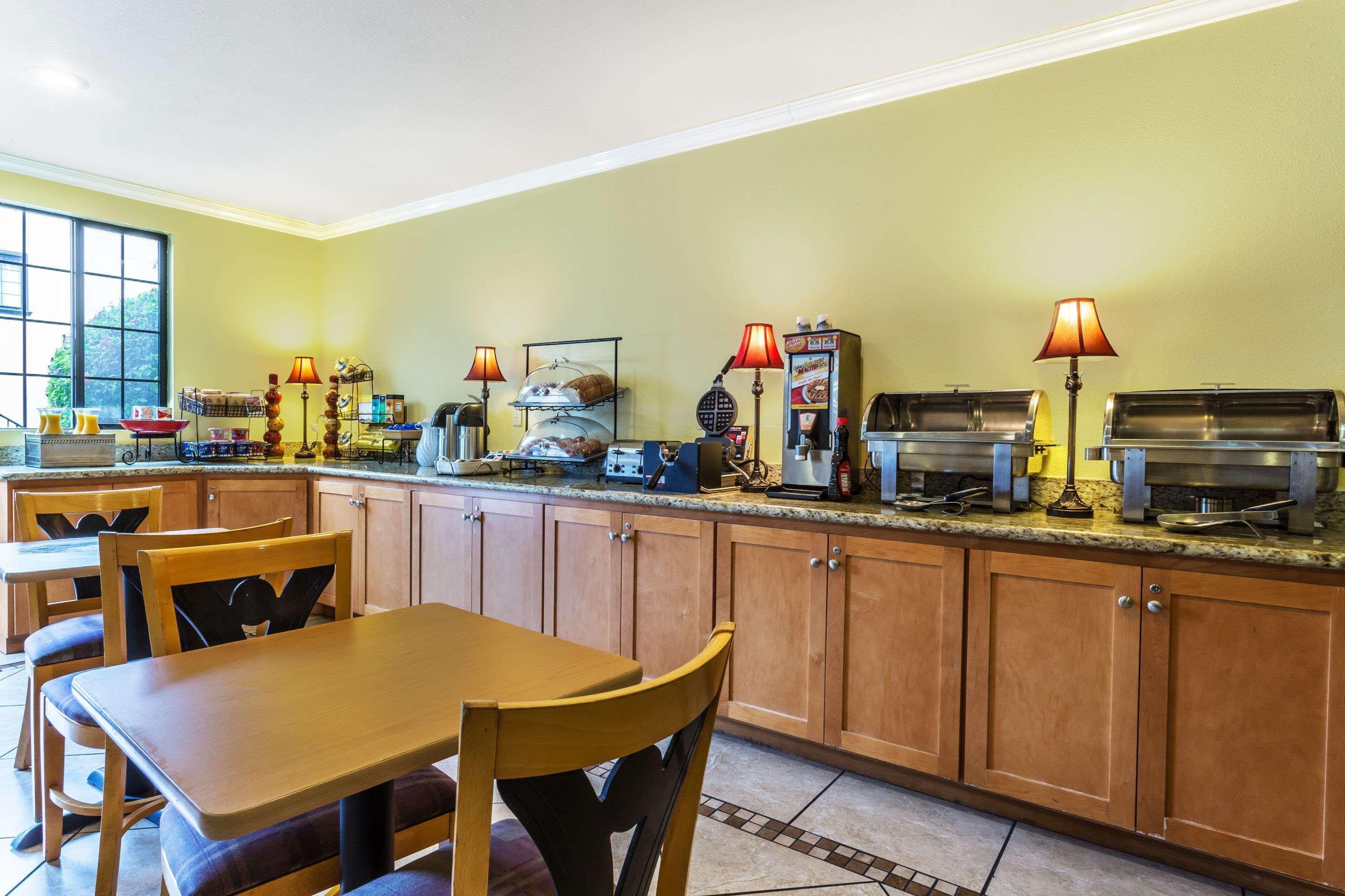 Ramada By Wyndham Mountain View Hotel Екстериор снимка
