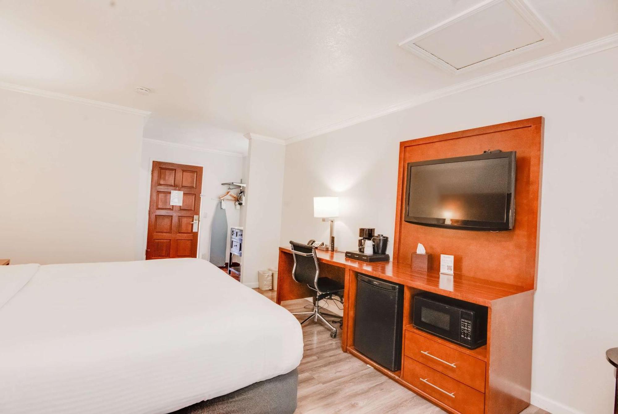Ramada By Wyndham Mountain View Hotel Екстериор снимка