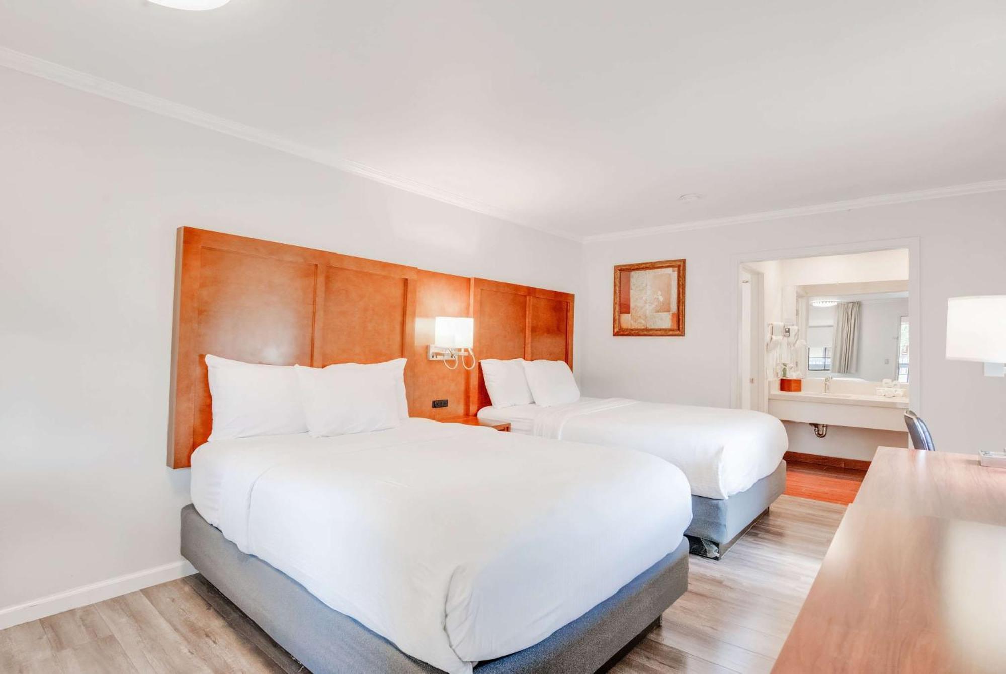 Ramada By Wyndham Mountain View Hotel Екстериор снимка