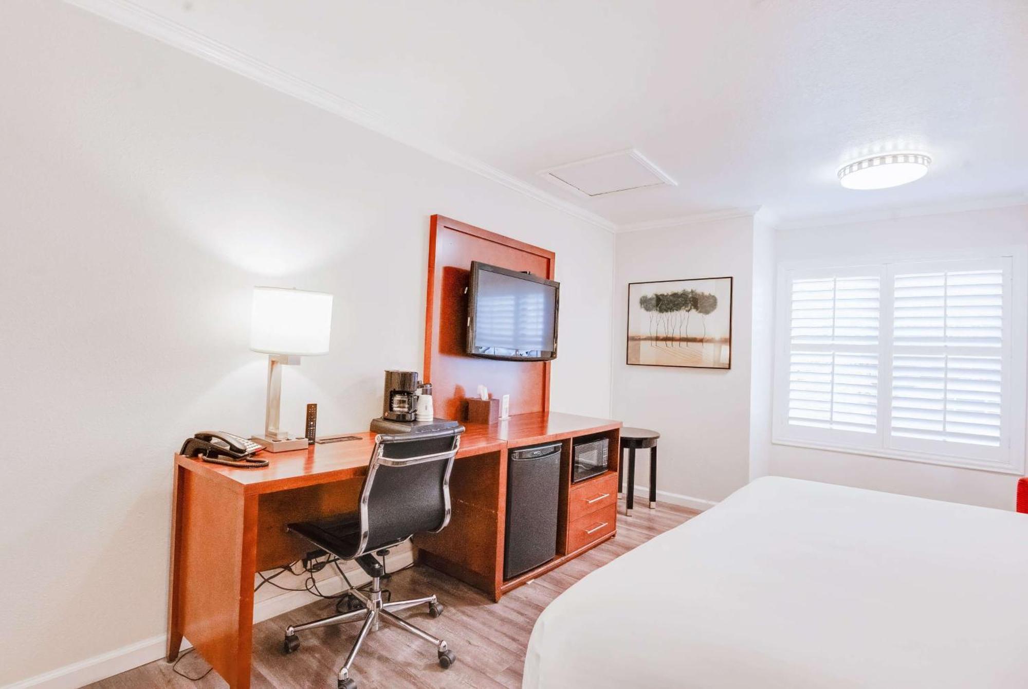 Ramada By Wyndham Mountain View Hotel Екстериор снимка