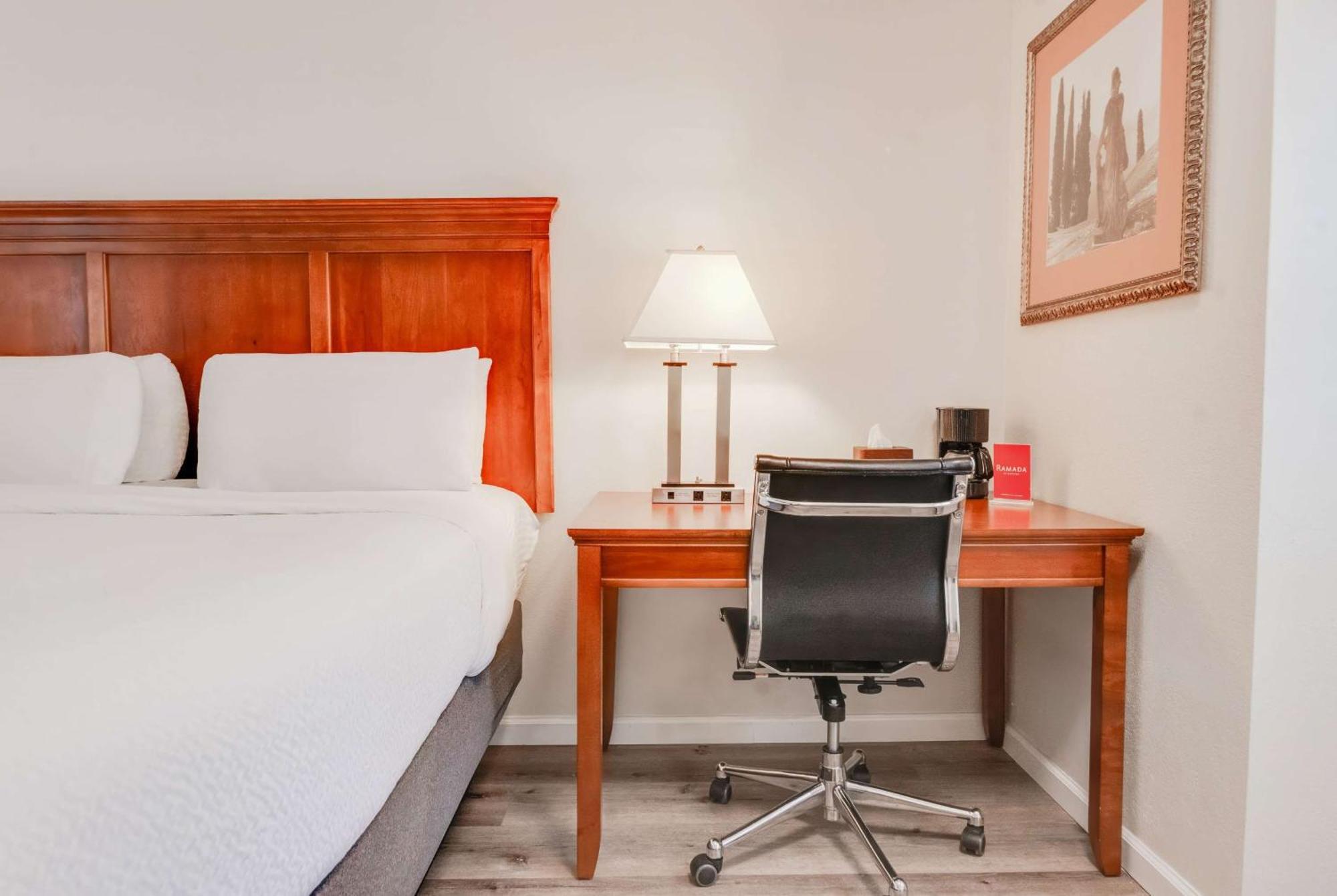Ramada By Wyndham Mountain View Hotel Екстериор снимка