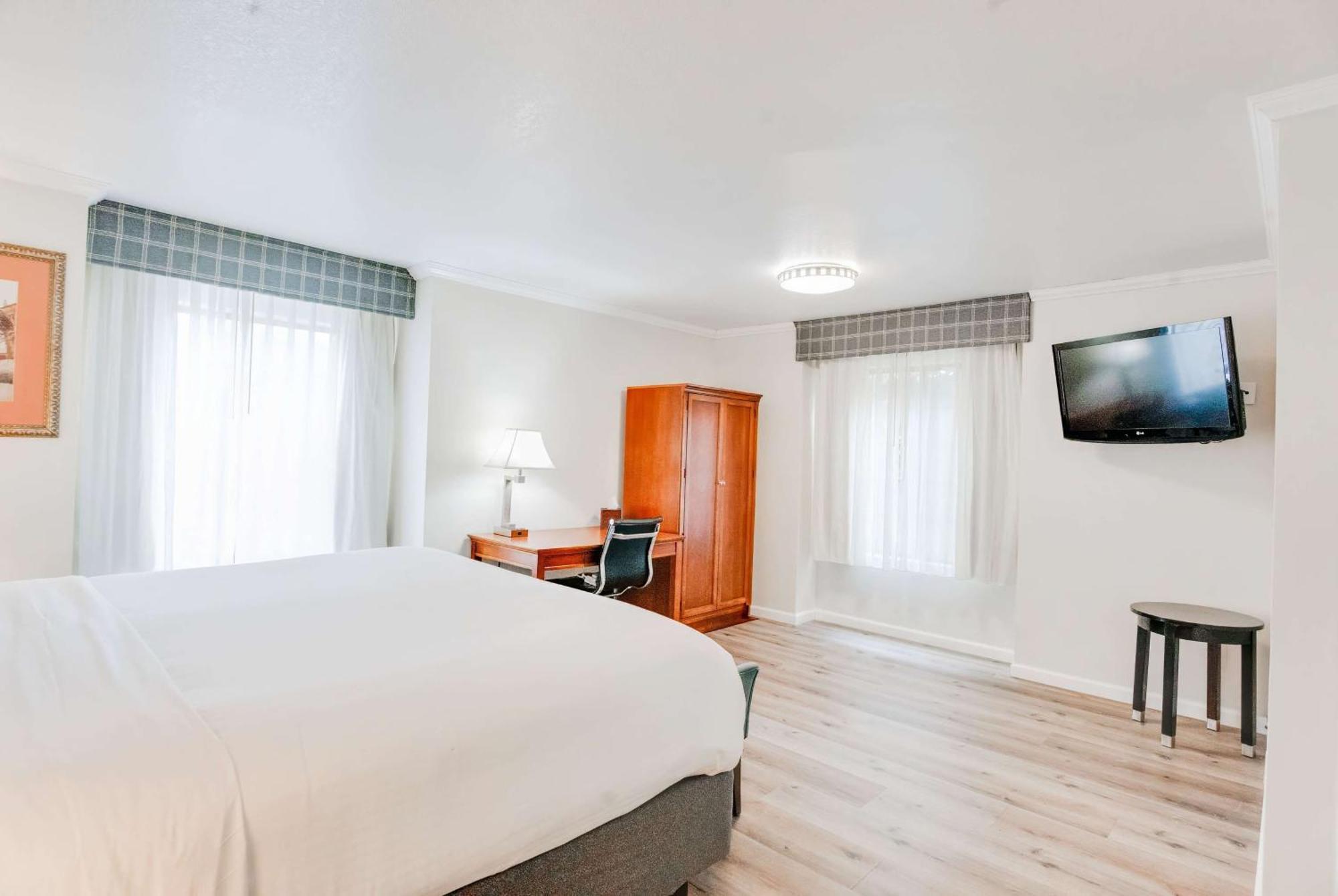 Ramada By Wyndham Mountain View Hotel Екстериор снимка