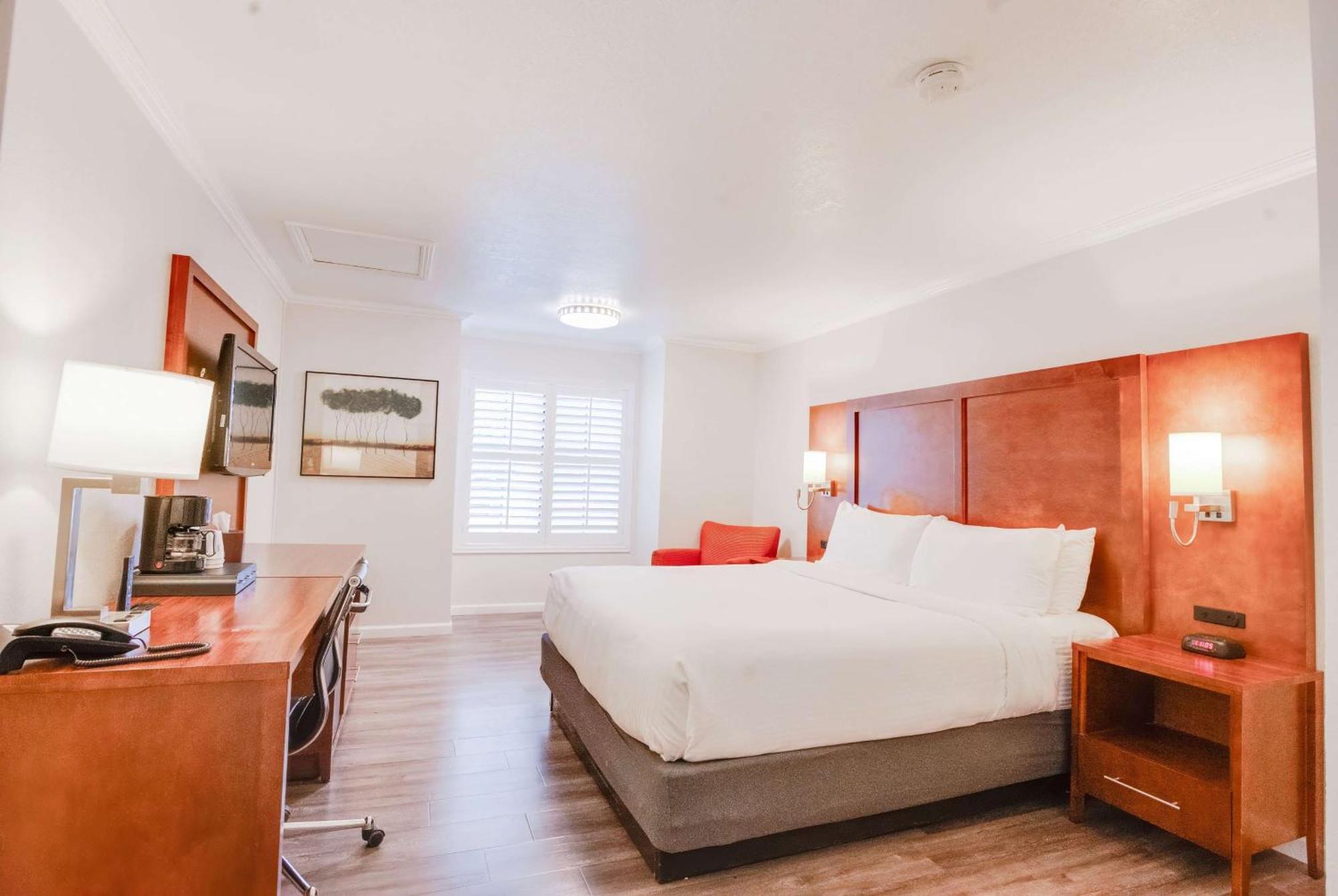 Ramada By Wyndham Mountain View Hotel Екстериор снимка