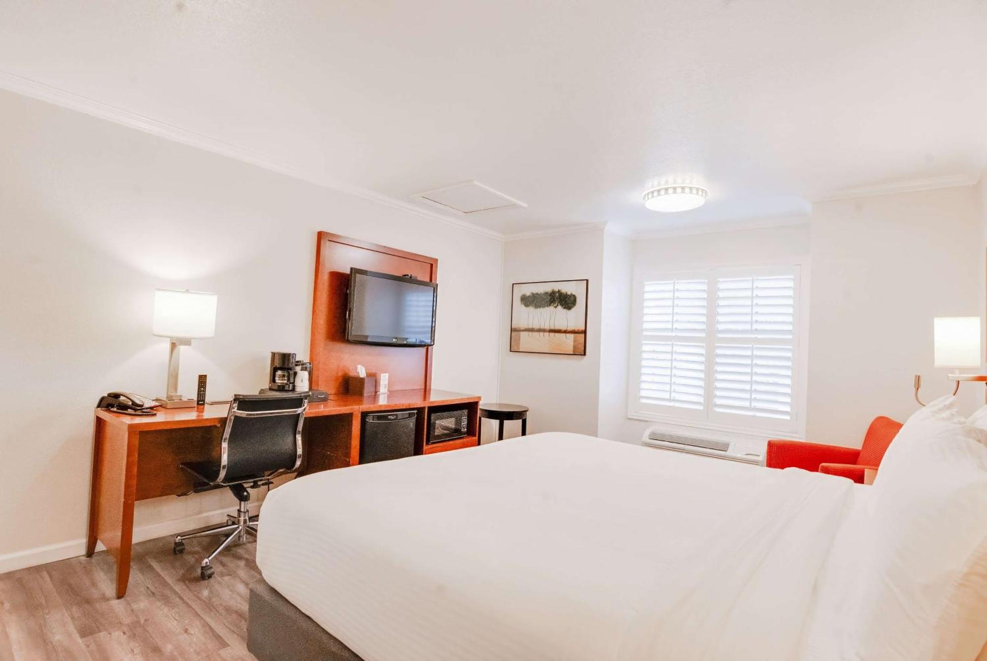 Ramada By Wyndham Mountain View Hotel Екстериор снимка