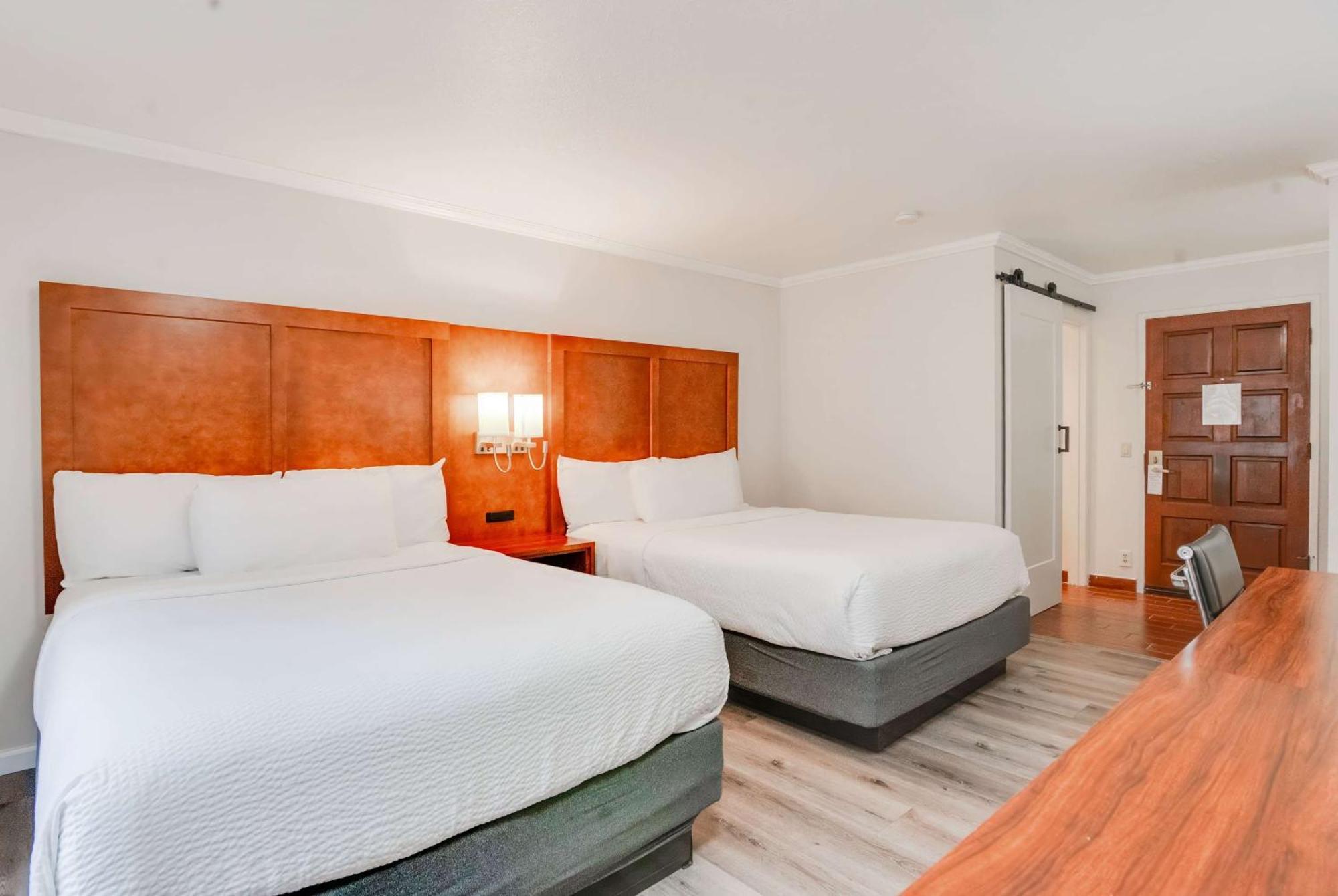 Ramada By Wyndham Mountain View Hotel Екстериор снимка