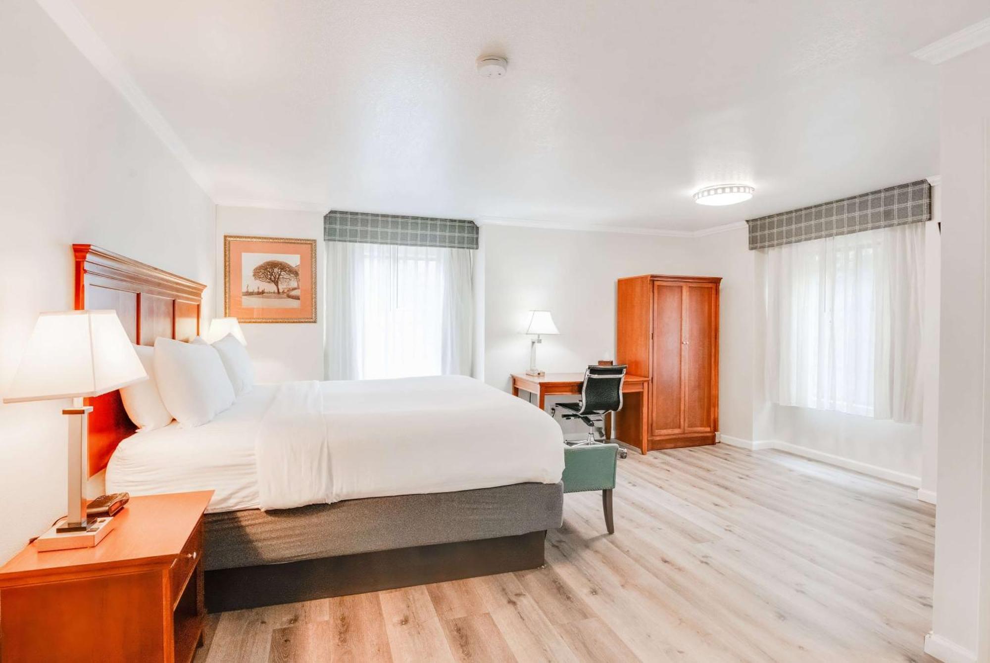 Ramada By Wyndham Mountain View Hotel Екстериор снимка