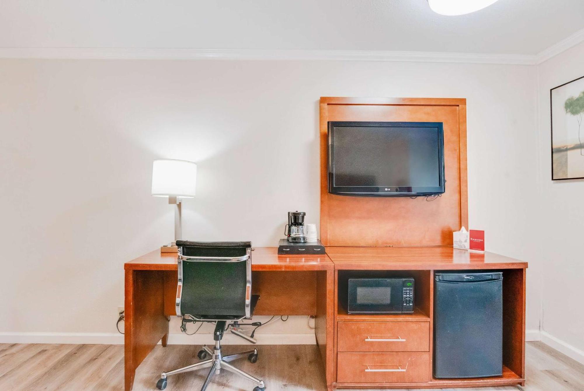 Ramada By Wyndham Mountain View Hotel Екстериор снимка