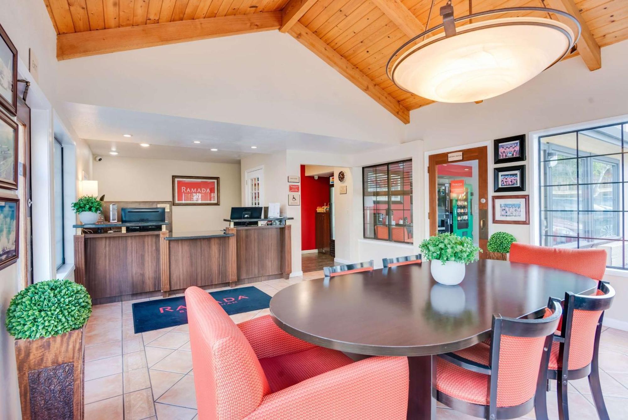 Ramada By Wyndham Mountain View Hotel Екстериор снимка